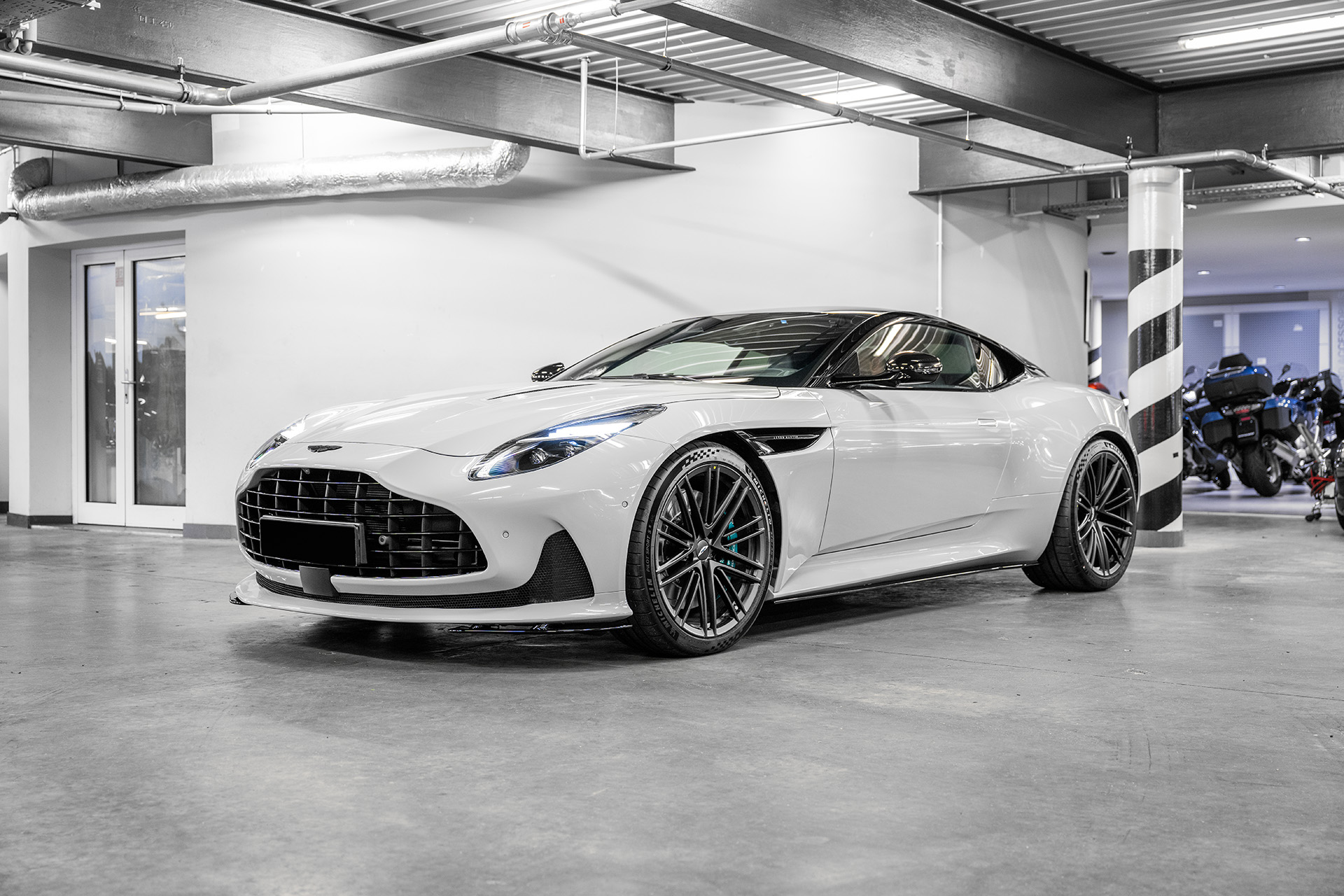 Aston Martin DB12 (Apex Grey)