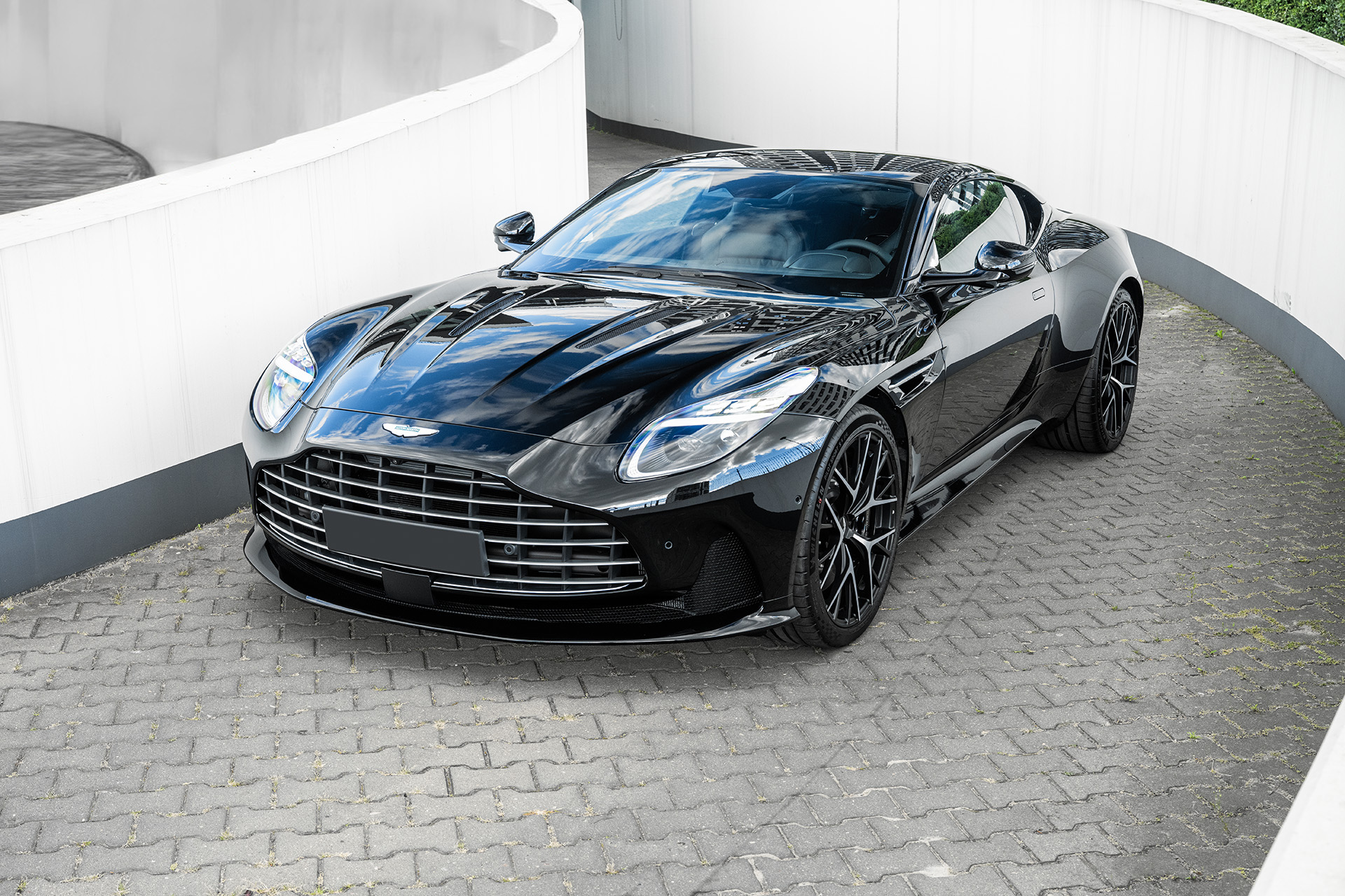 Aston Martin DB12 (Jet Black)