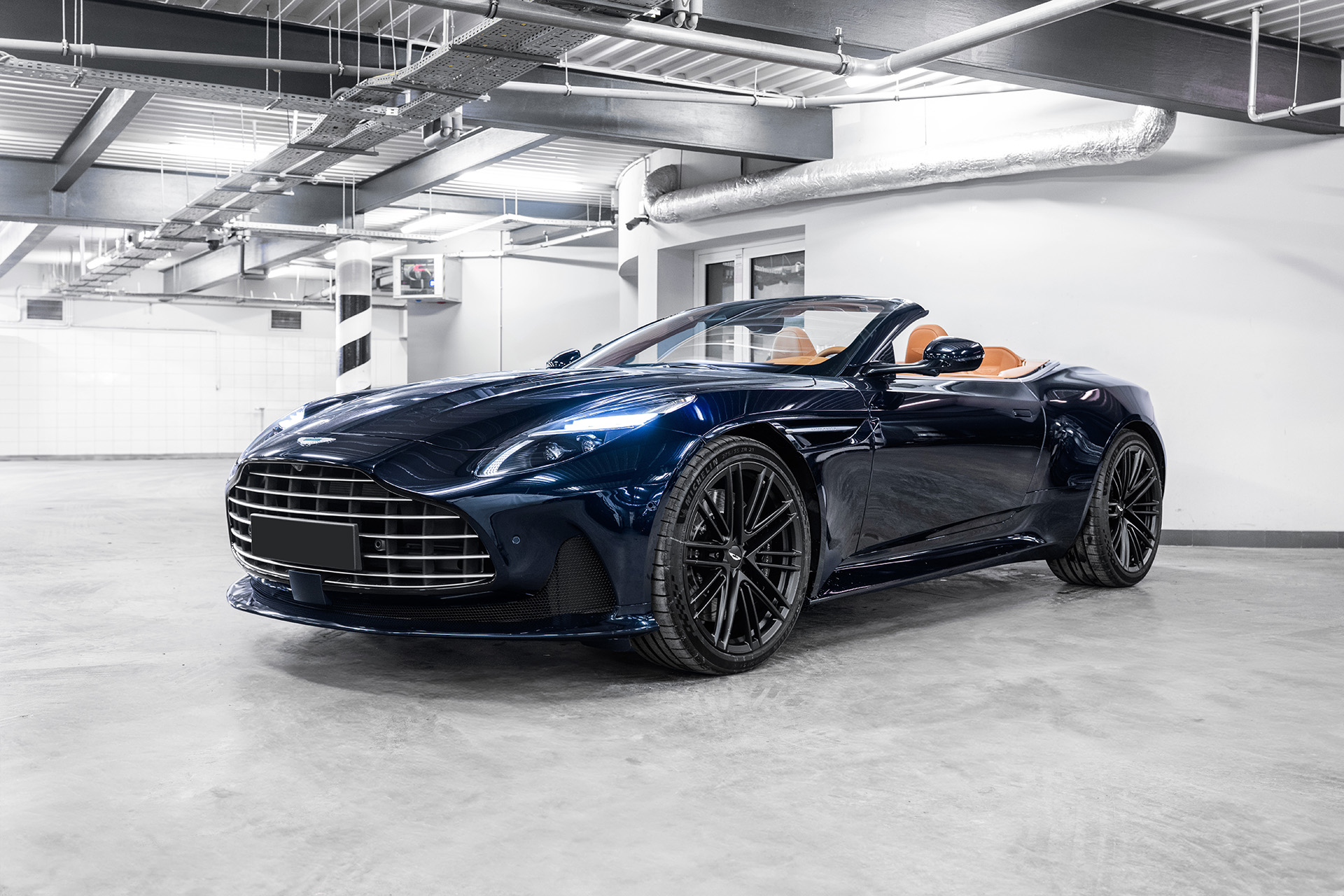 Aston Martin DB12 Volante (Ultramarine Black)