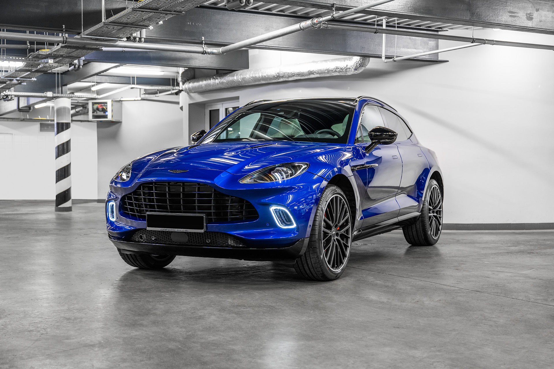 Aston Martin DBX (Q Ion Blue)