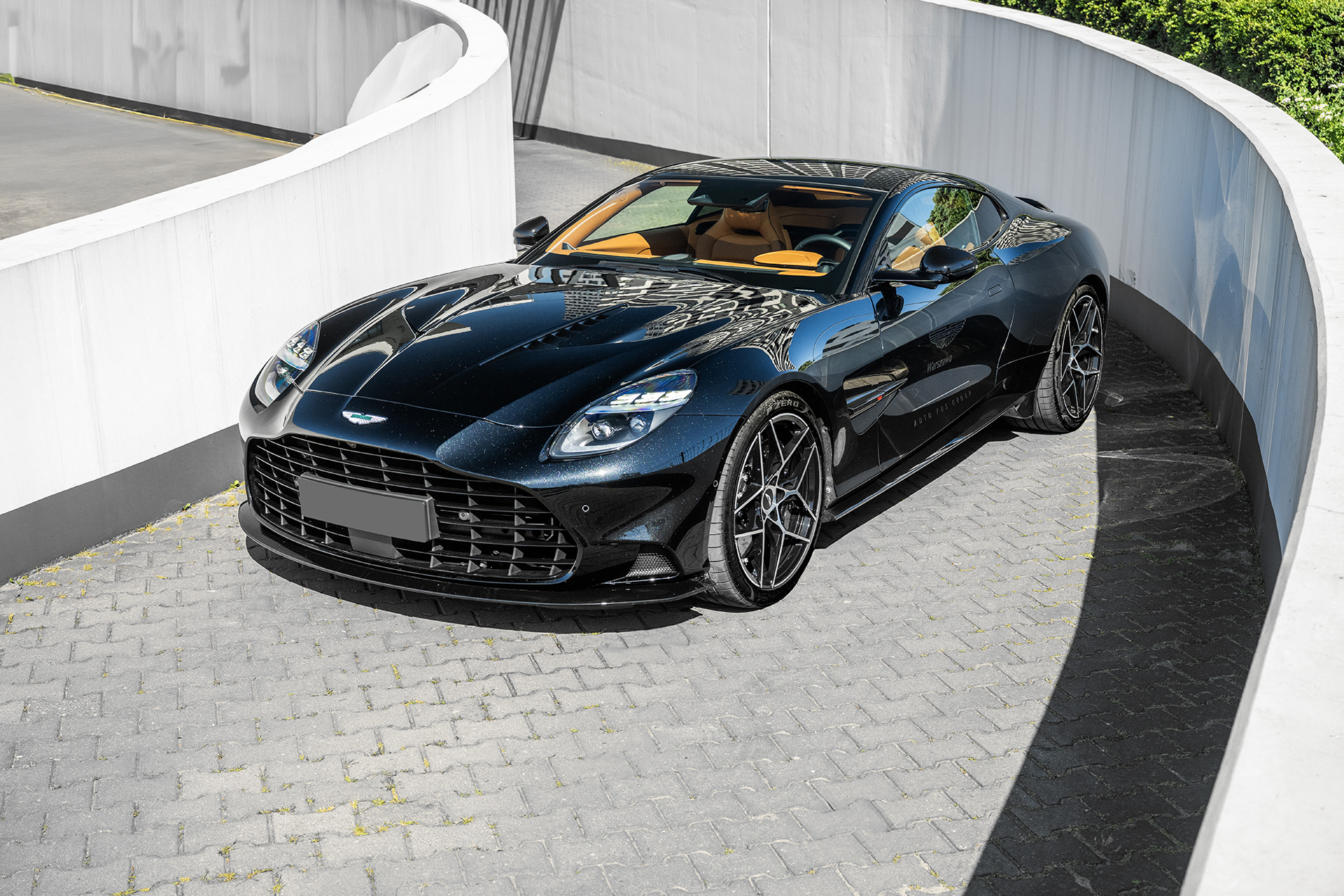 Aston Martin Vanquish (Q Black Pearl)