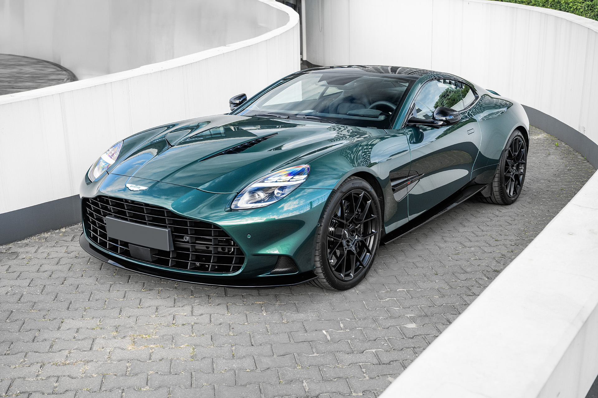 Aston Martin Vanquish (Malachite Green)