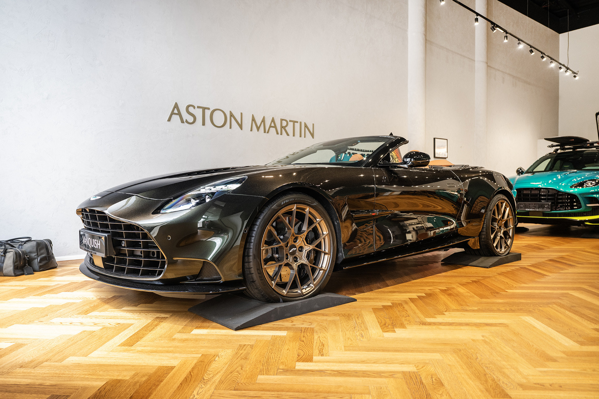 Aston Martin Vanquish Volante (Minotaur Green)