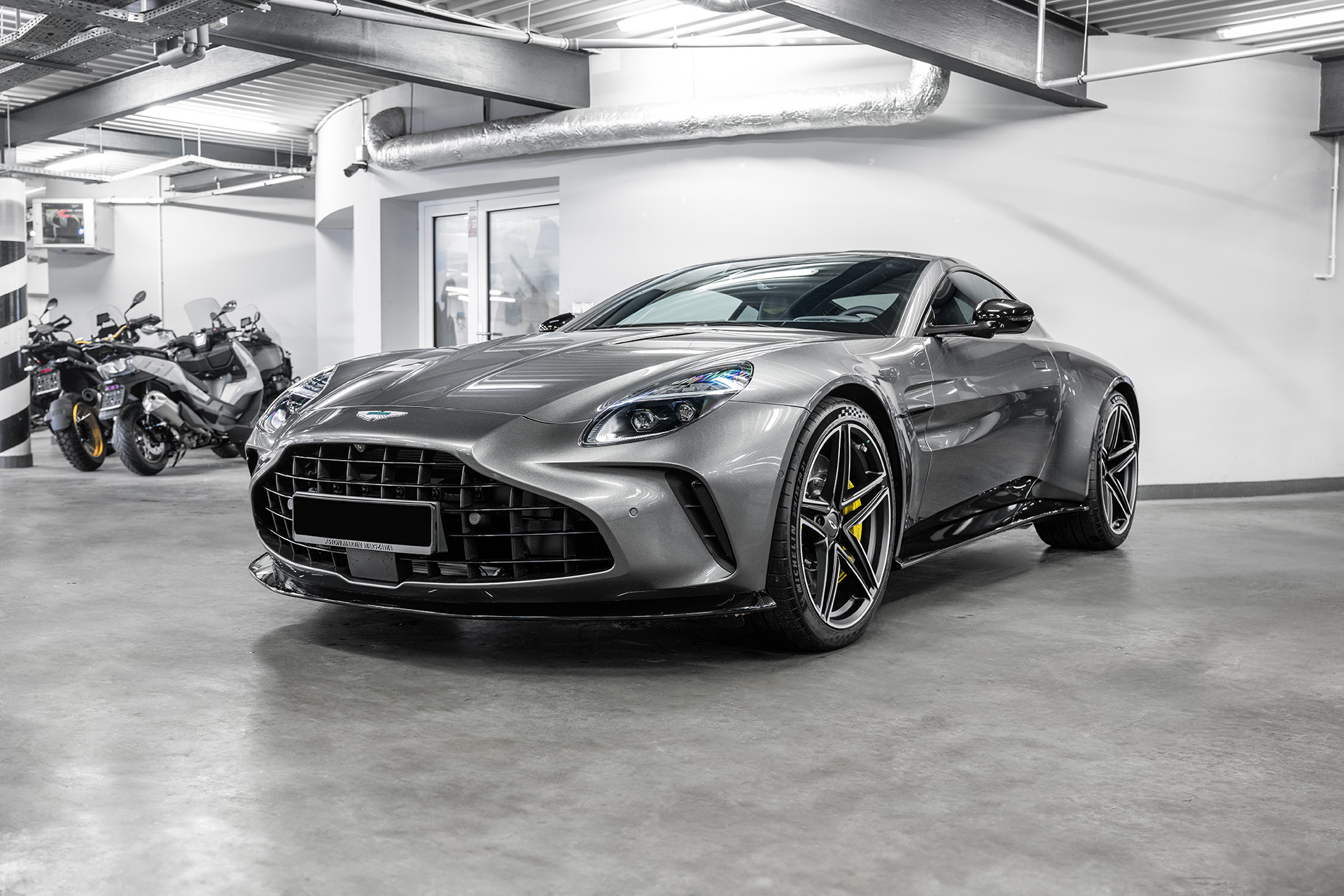 Aston Martin Vantage (Magnetic Silver)